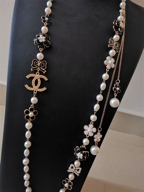 collana modello chanel con perle e fiori|Chanel collane.